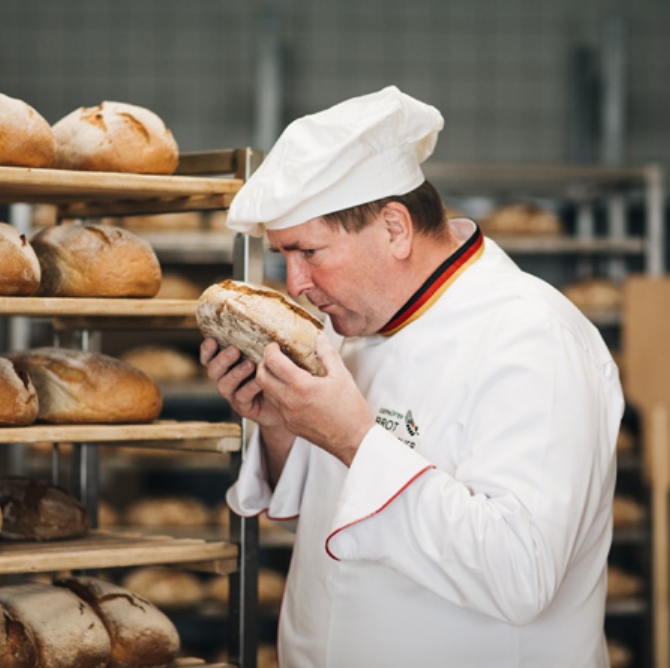 brot-riechen Mecklenburger Backstuben - Herr Kröger riecht am Brot