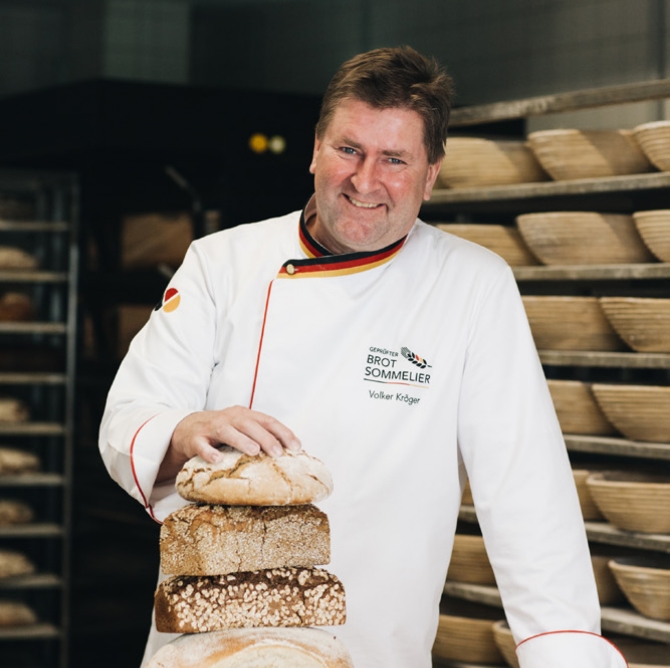 brotstapel Mecklenburger Backstuben - Herr Kröger vor Brotstapel