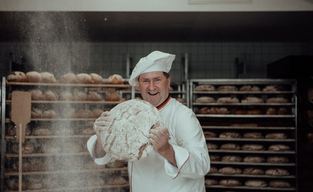 Mecklenburger Backstuben - Herr Kröger mit Brot