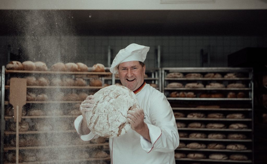 hero Mecklenburger Backstuben - Herr Kröger mit Brot
