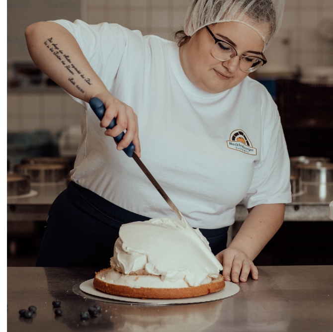 Mecklenburger Backstuben - Creme auf Kuchen streichen